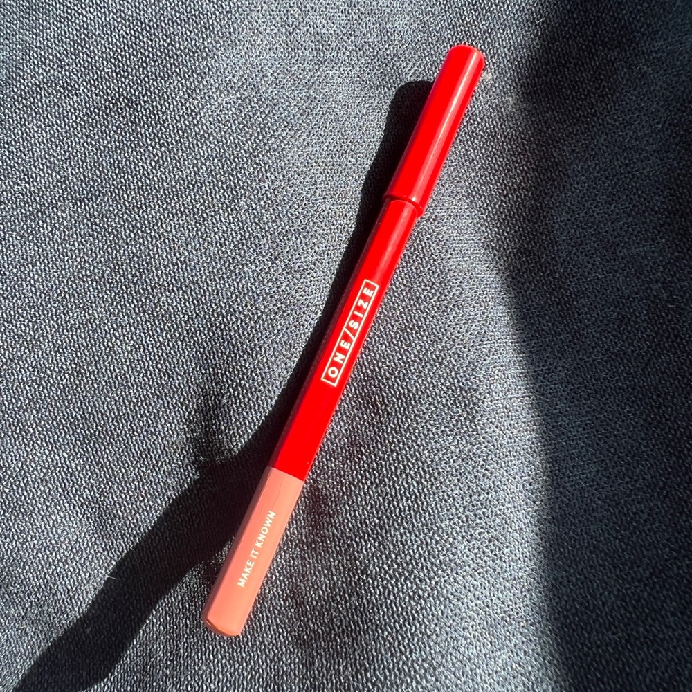 One size MAKE IT KNOWN lip filler pencil 🫦